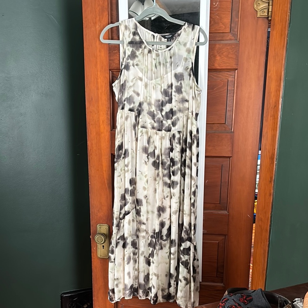 Elegant Sleeveless Black and White Dress